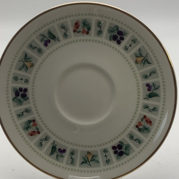 Set of Four Royal Doulton England Tapestry Cups and Saucers - Picture 5 of 11